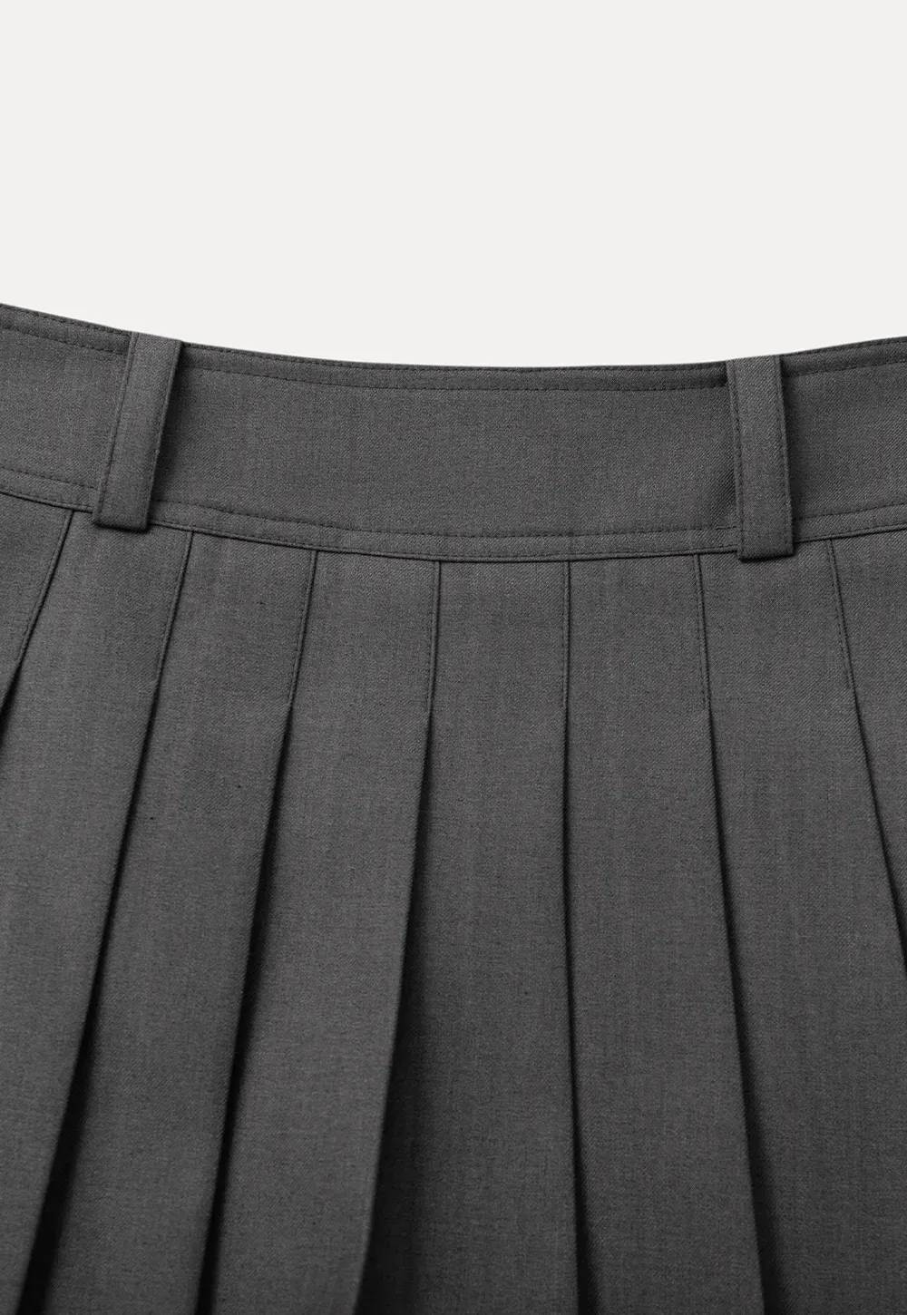 Pleated skirt with high waist and flared hem