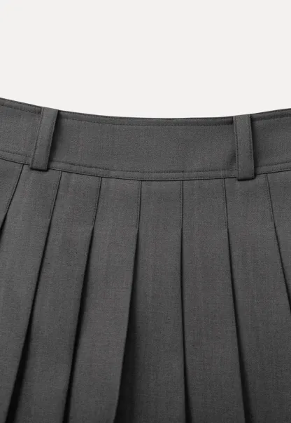 Pleated skirt with high waist and flared hem