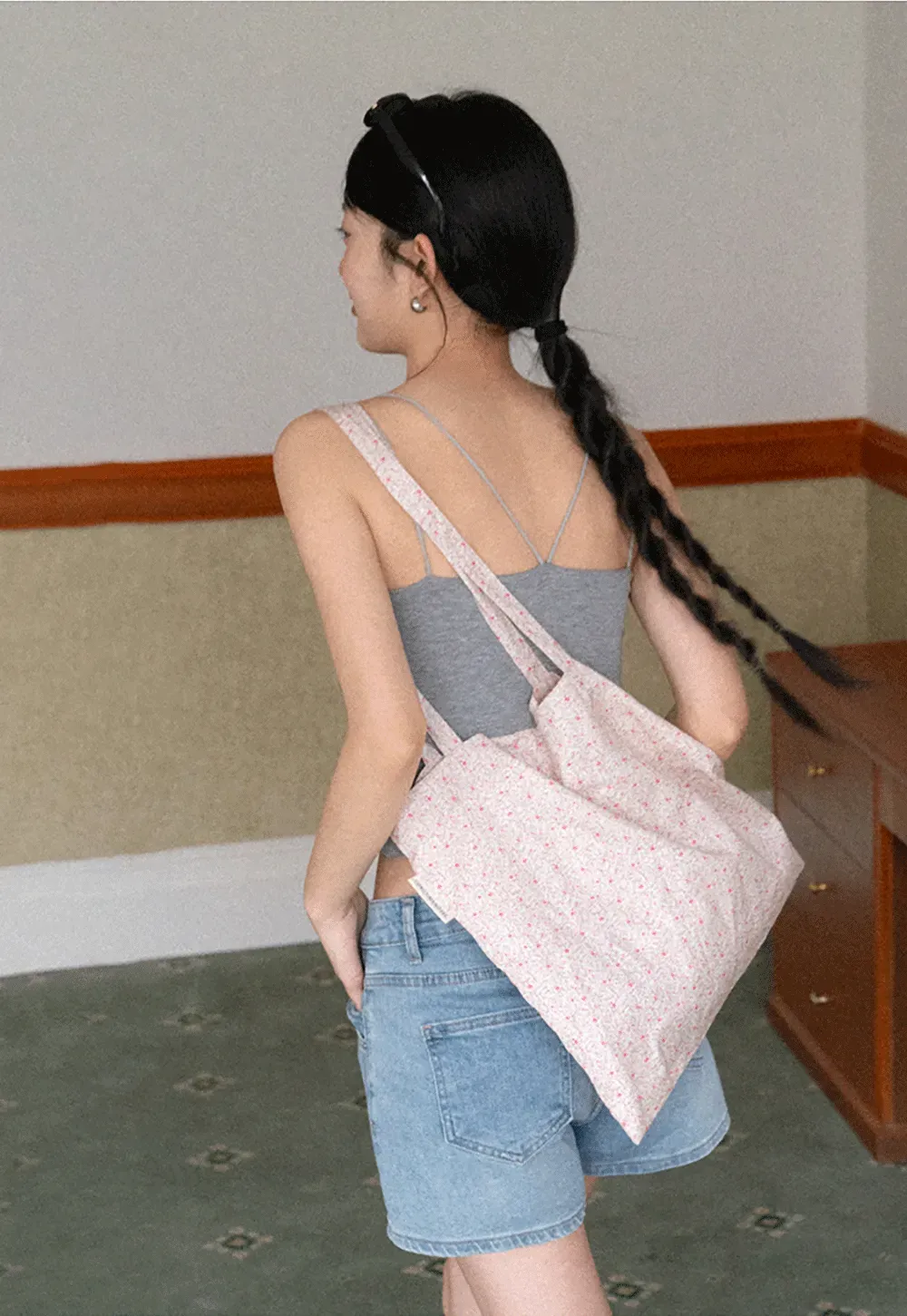 Thin strap scoop neck fitted tank top