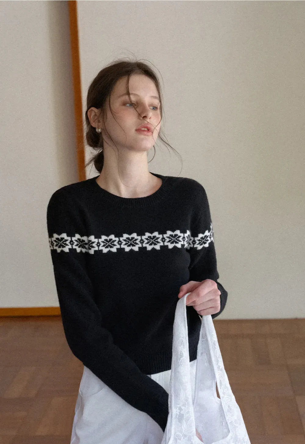 Round Neck Sweater with Snowflake Pattern Design