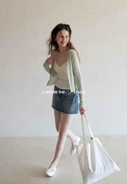 Denim mini skirt with frayed hem and front pockets