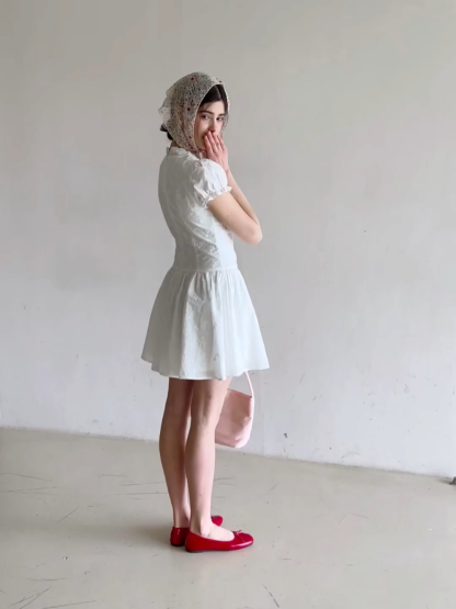 Short dress with puff sleeves and scalloped neckline