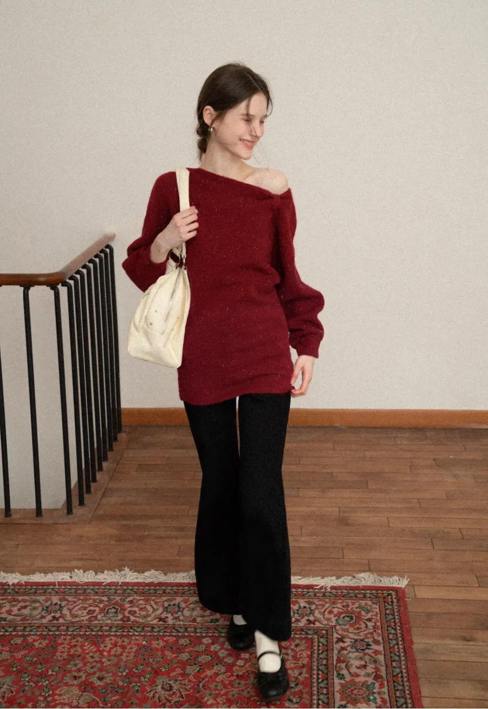 Elegant knit dress with long sleeves and round neckline