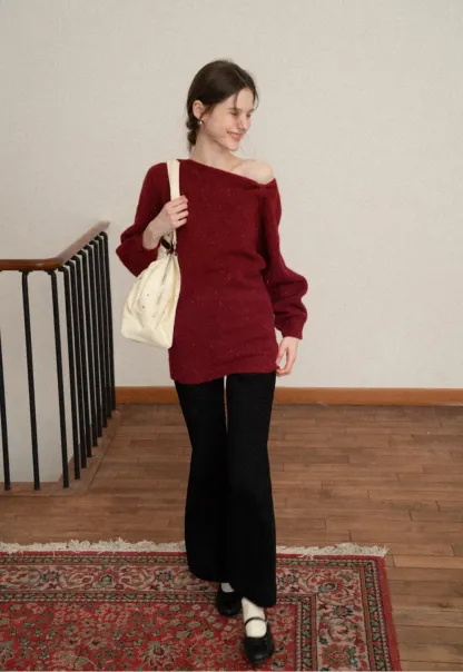 Elegant knit dress with long sleeves and round neckline