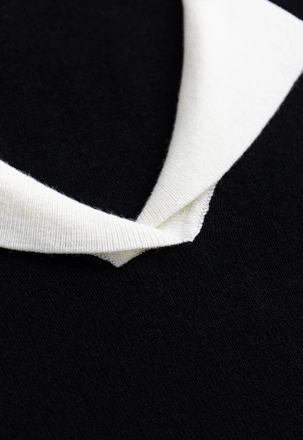 Elegant V-Neck Knit Top with Contrast Lapel Collar