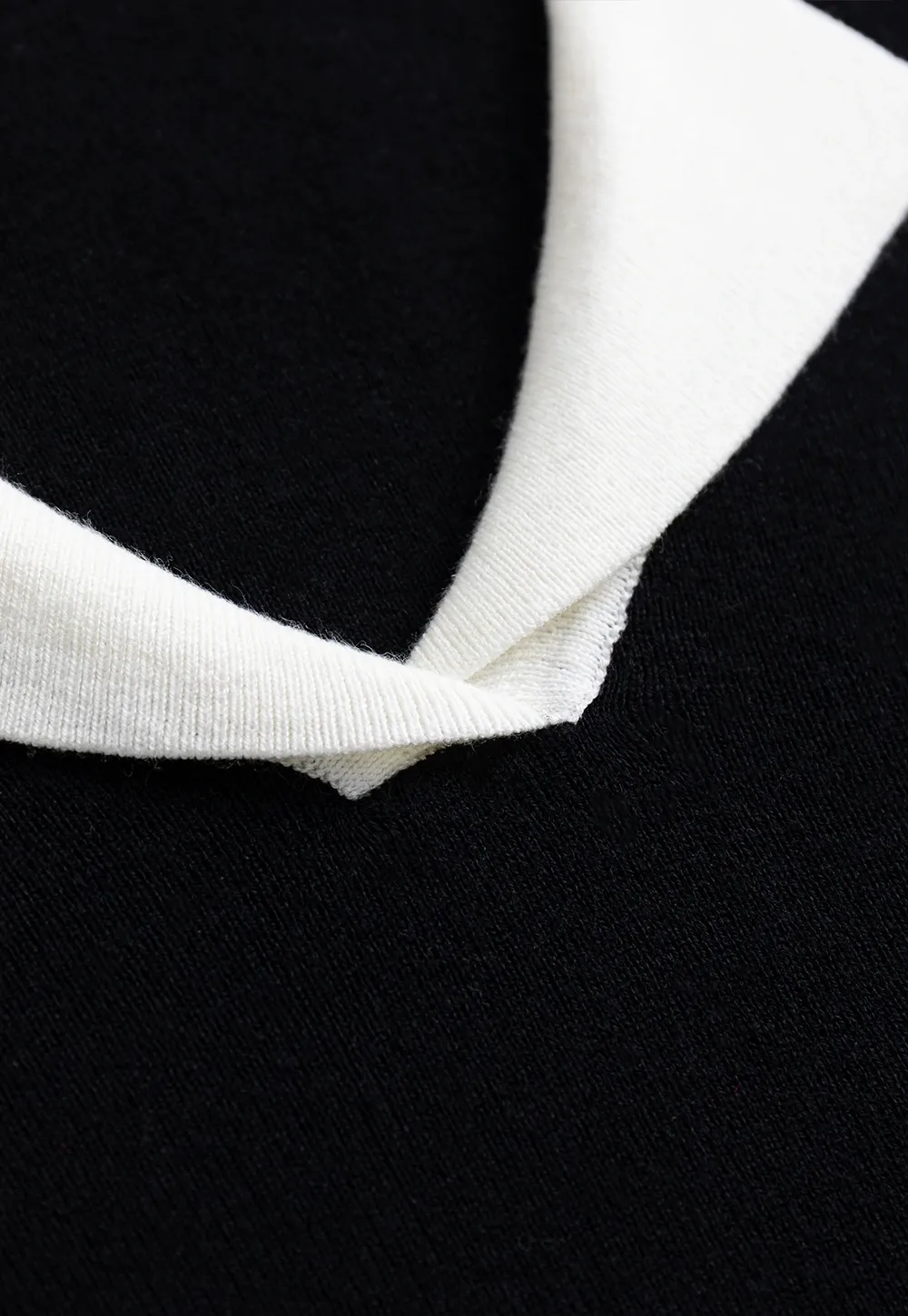 Elegant V-Neck Knit Top with Contrast Lapel Collar