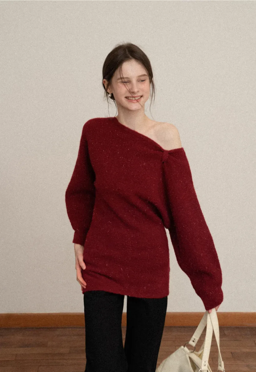 Elegant knit dress with long sleeves and round neckline