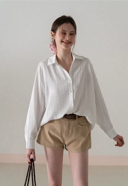 High waist denim shorts with belt loop and front pockets