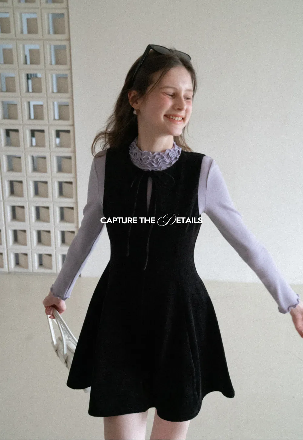 Elegant sleeveless dress with ruffled collar and bow tie design