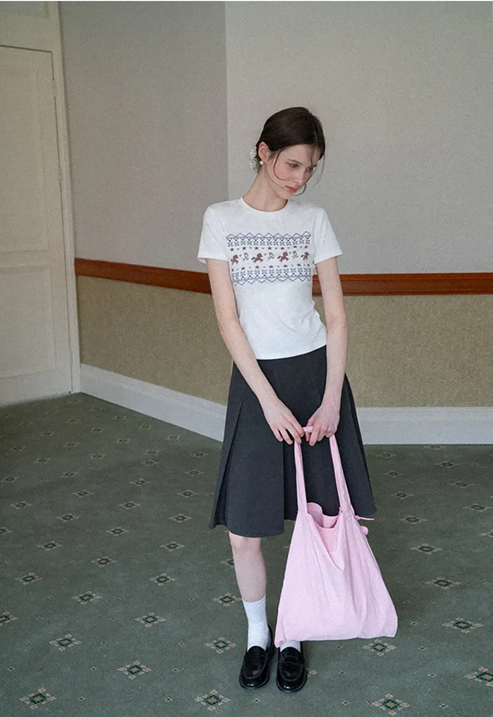 Short sleeve t shirt with embroidered pattern band