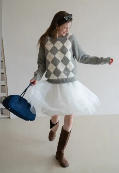 Classic diamond pattern wool knit sweater for casual wear