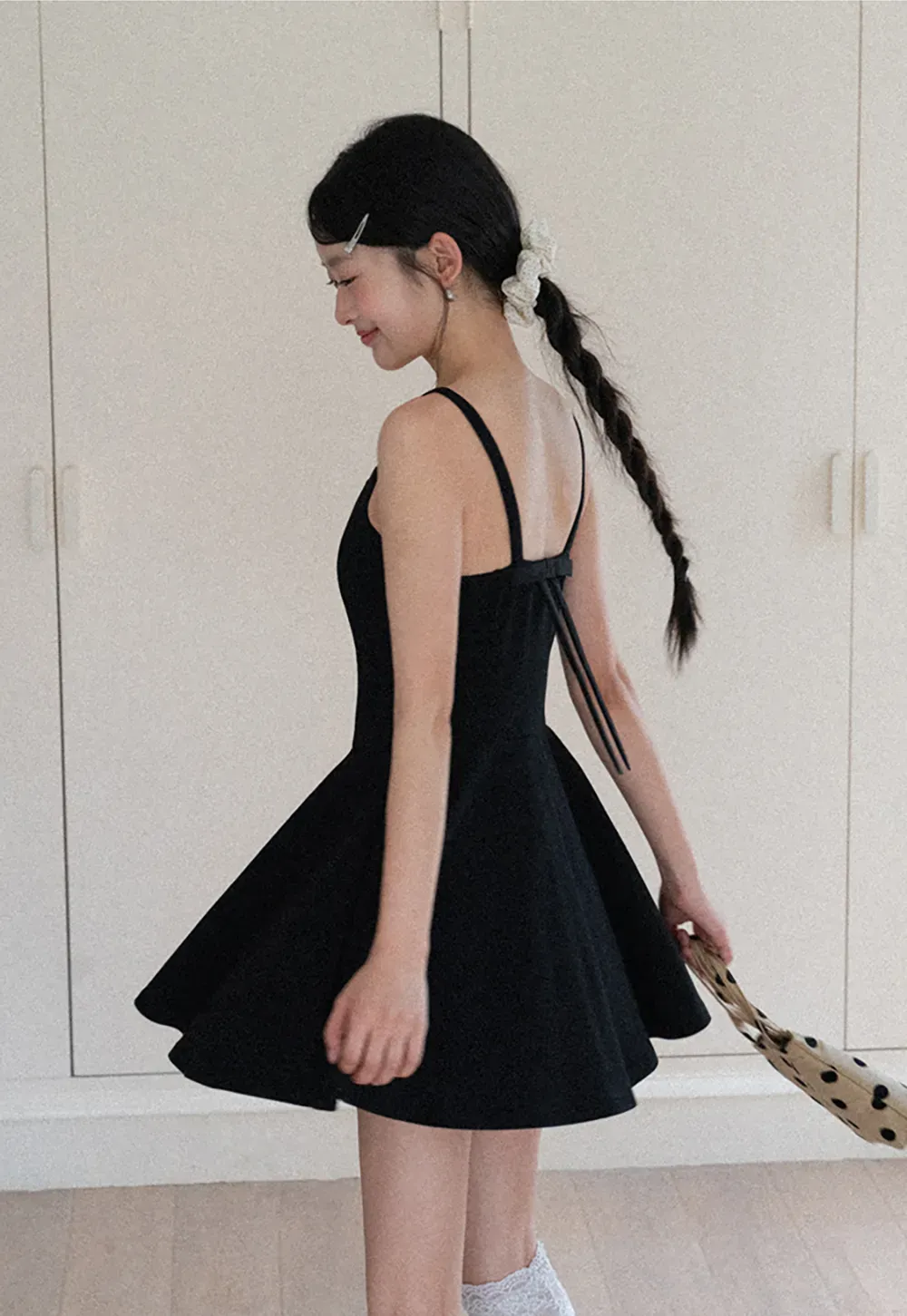 Sleeveless dress with thin straps and flared skirt