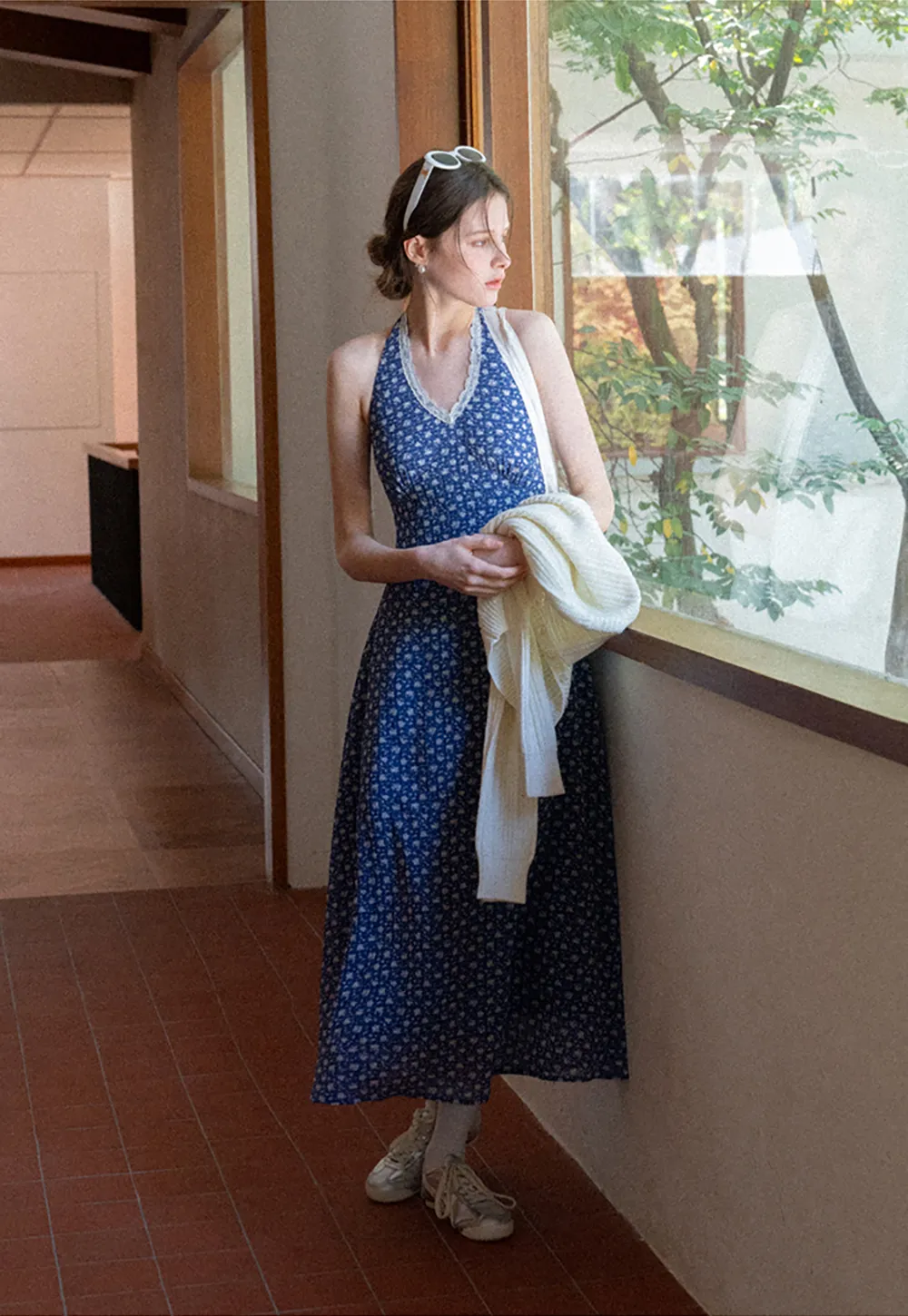 Halter neck dress with floral print and lace trim