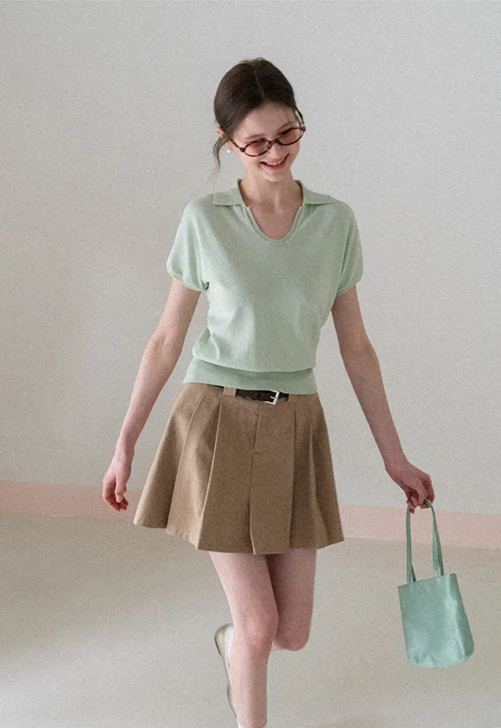 Pleated short skirt with belt loop and buckle