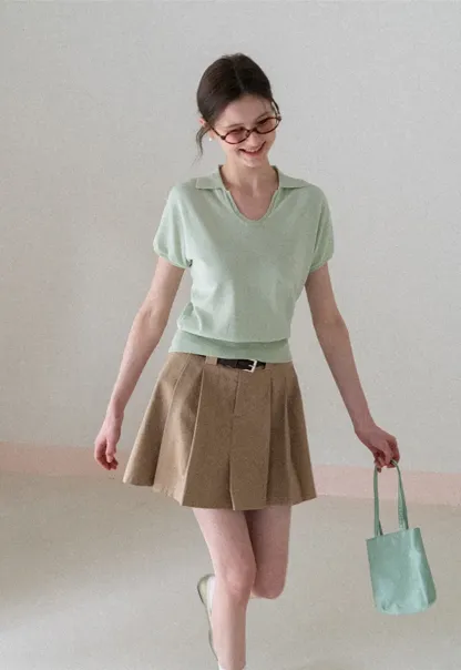 Pleated short skirt with belt loop and buckle