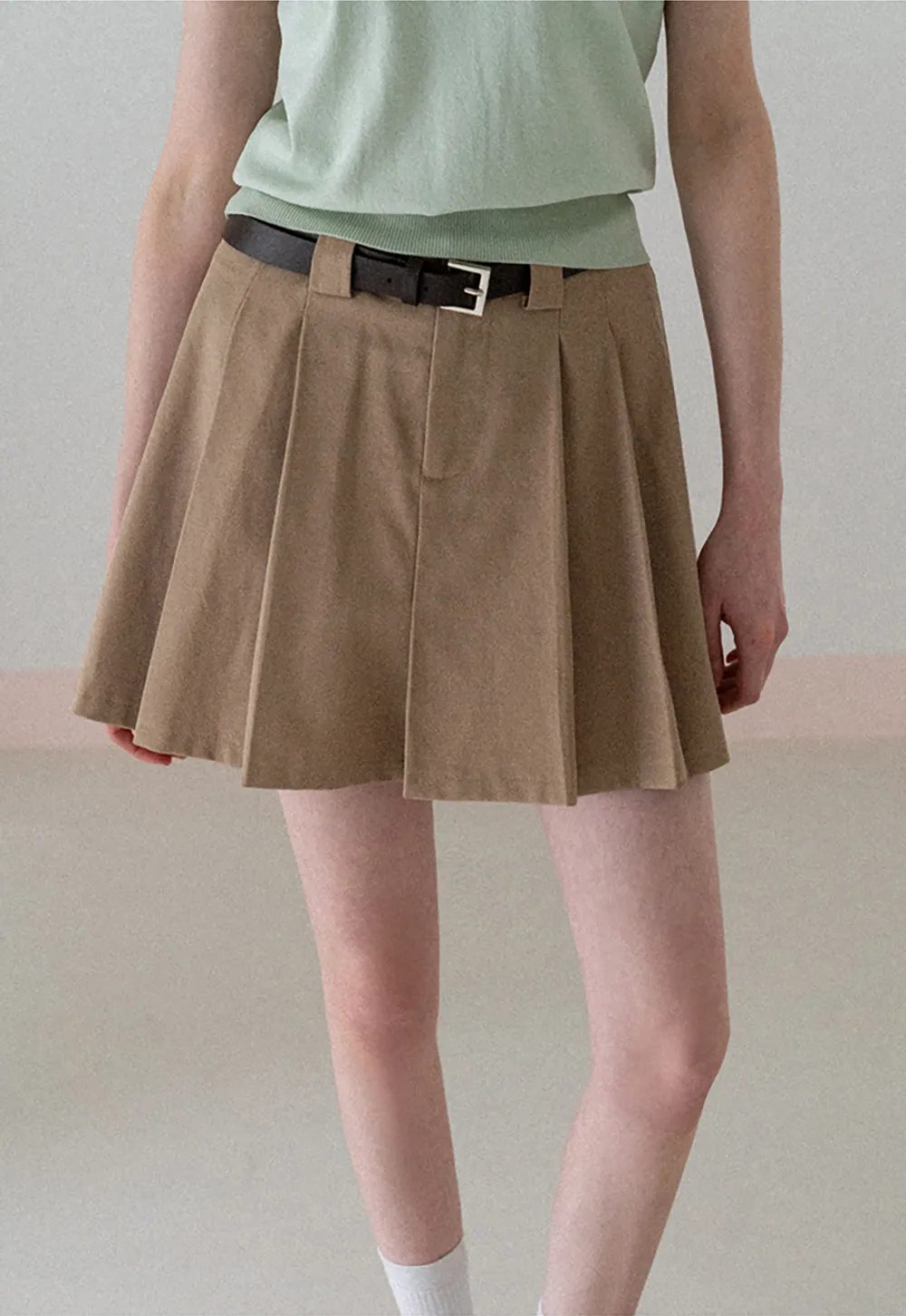 Pleated short skirt with belt loop and buckle