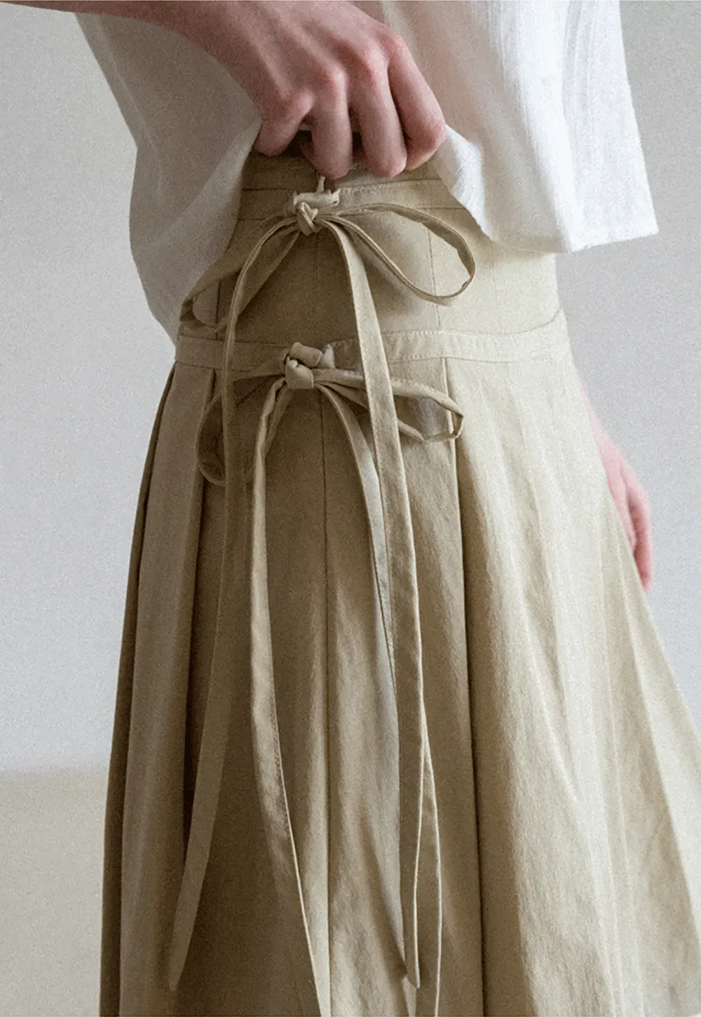 Pleated skirt with side tie waistband