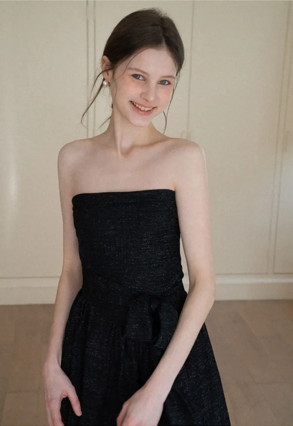 Elegant strapless midi dress with flowing skirt and textured fabric