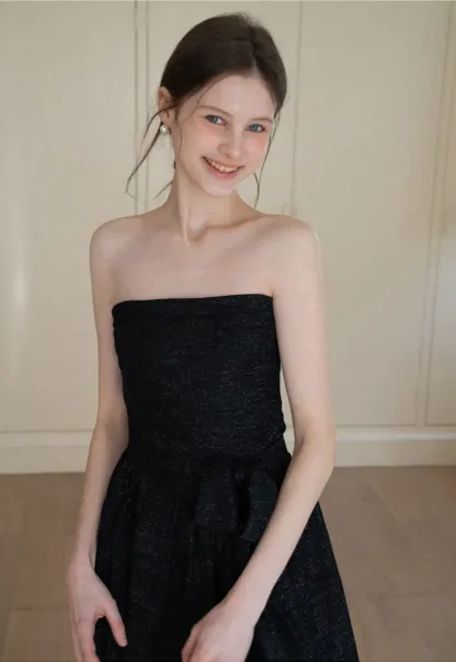 Elegant strapless midi dress with flowing skirt and textured fabric