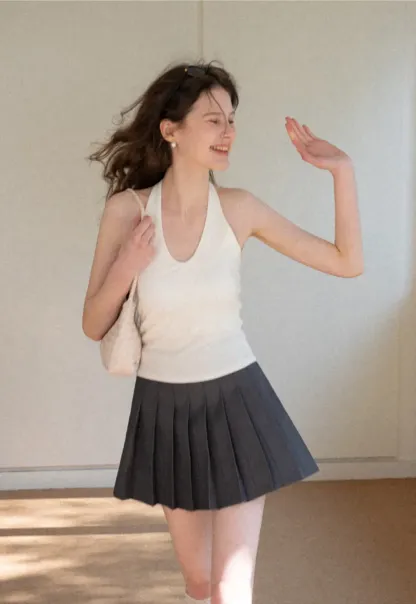 Pleated skirt with high waist and flared hem