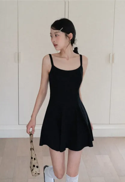 Sleeveless dress with thin straps and flared skirt