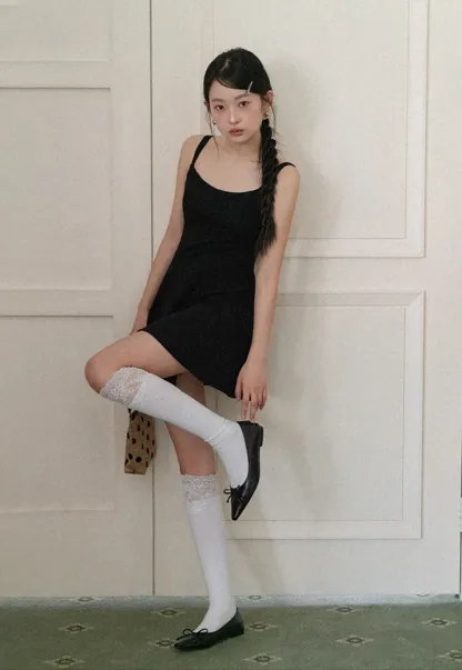 Sleeveless dress with thin straps and flared skirt