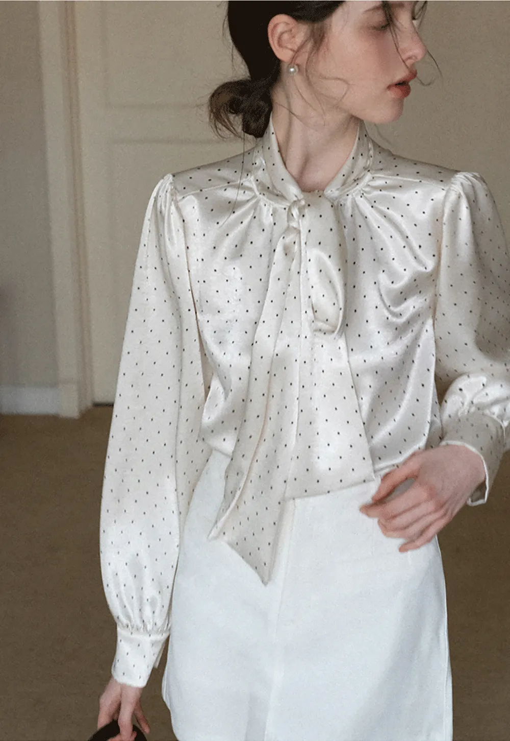 Elegant blouse with bow collar and long sleeves