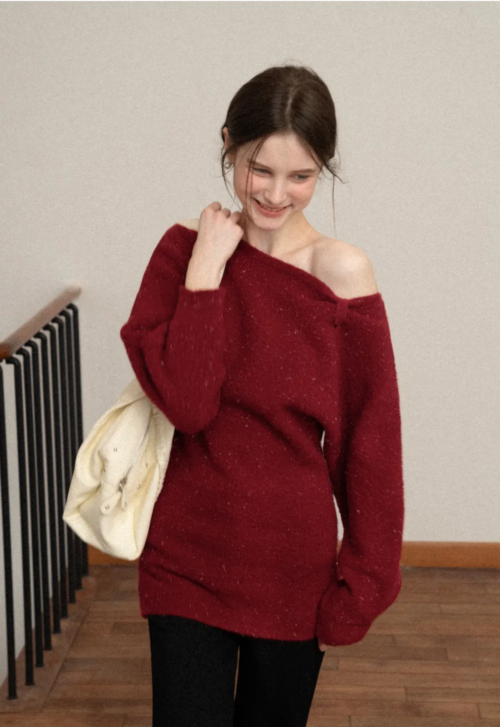 Elegant knit dress with long sleeves and round neckline
