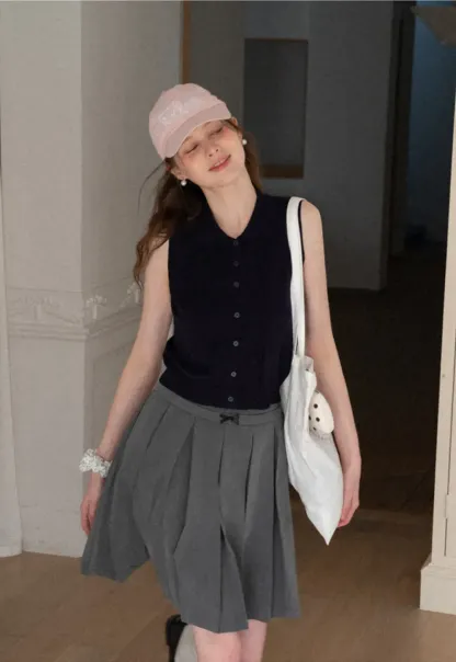 Sleeveless Knit Top with Collar and Buttons