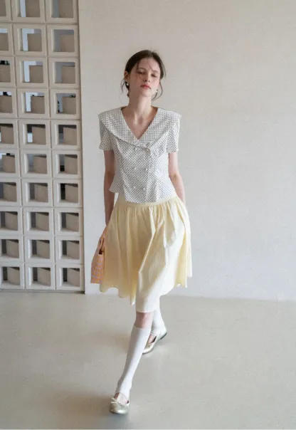 Polka dot short sleeve shirt with collar and buttons