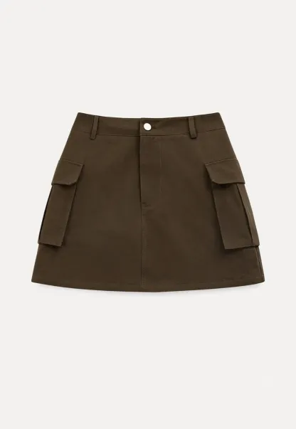 Short skirt with side pocket and structured waist