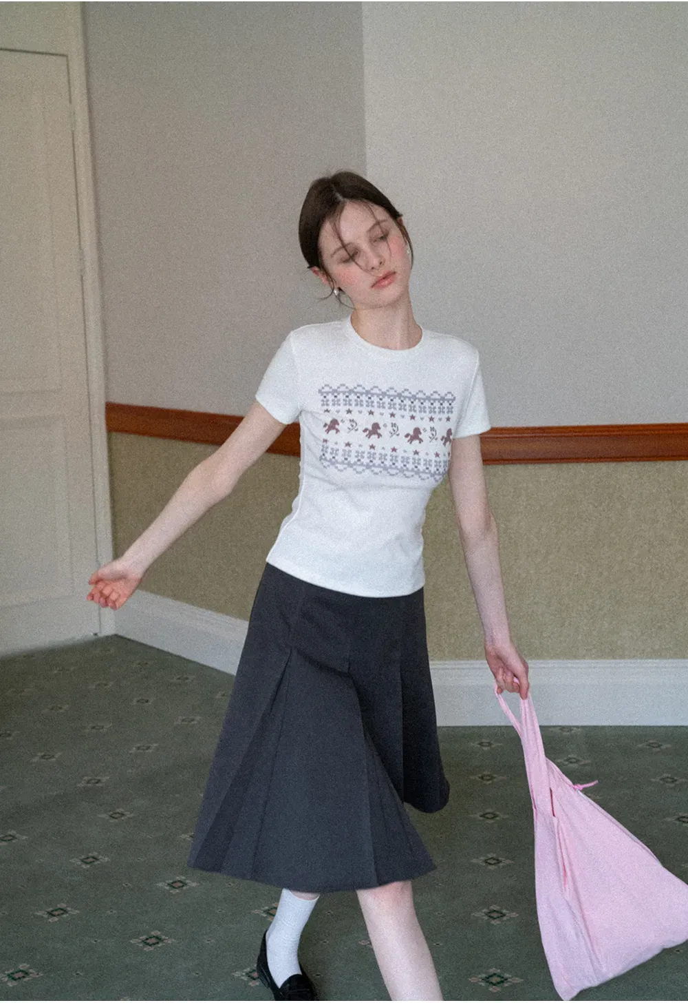 Short sleeve t shirt with embroidered pattern band