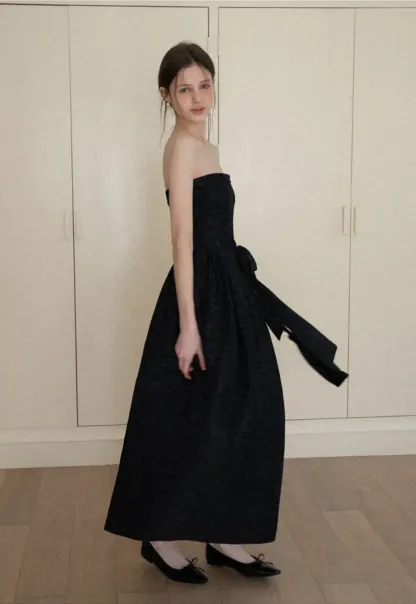 Elegant strapless midi dress with flowing skirt and textured fabric