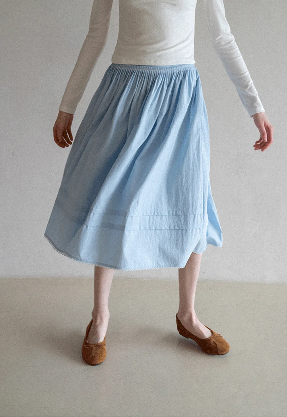Lightweight pleated midi skirt with elastic waist