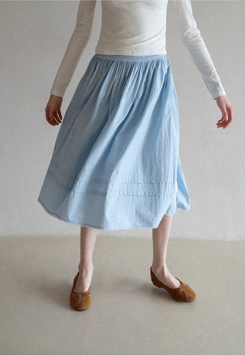 Lightweight pleated midi skirt with elastic waist