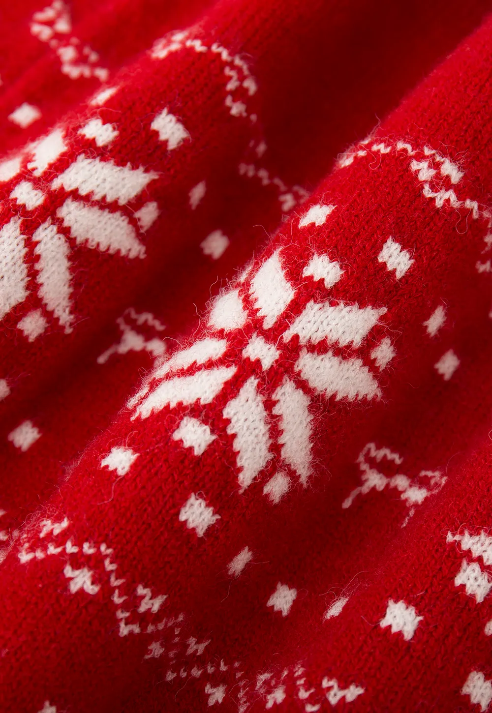 Winter Snowflake Knit Sweater with Round Neck Design