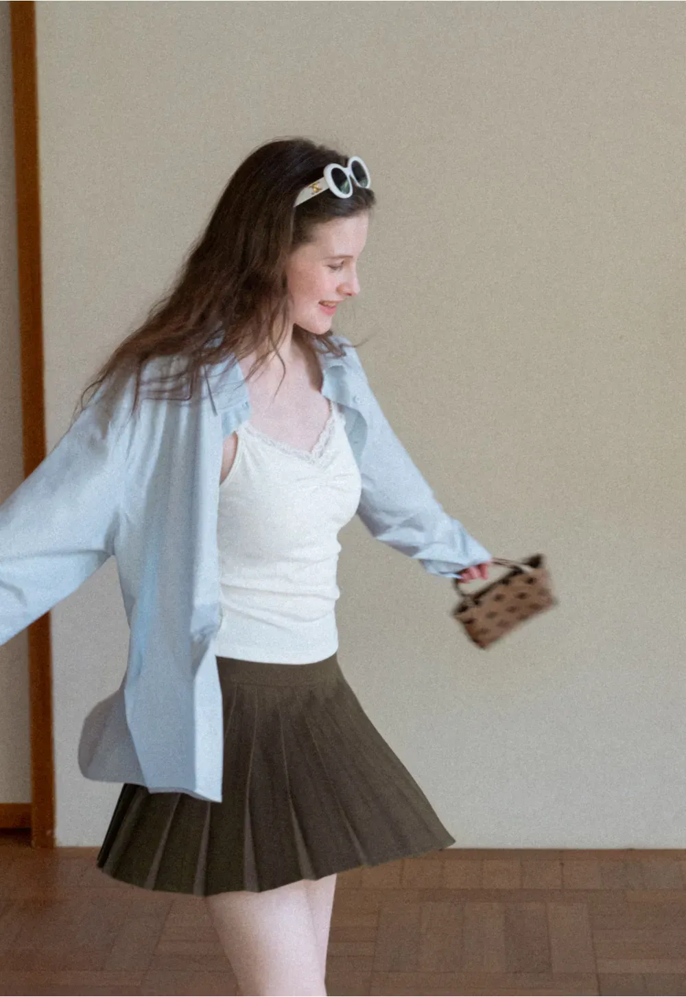 Pleated skirt with white waistband and ribbed texture