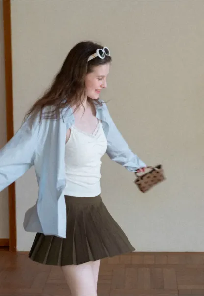 Pleated skirt with white waistband and ribbed texture