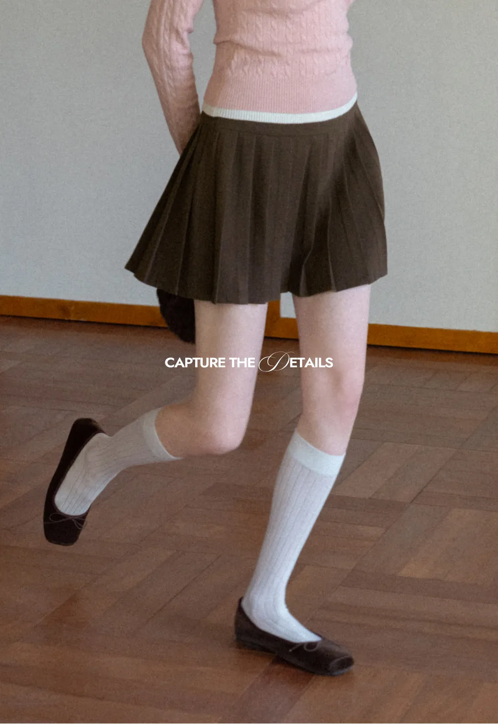 Pleated skirt with white waistband and ribbed texture