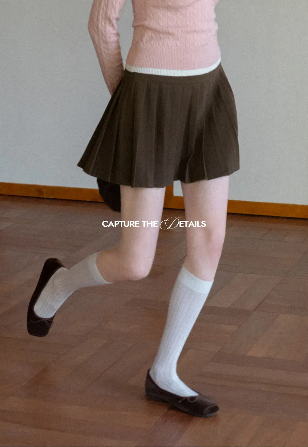 Pleated skirt with white waistband and ribbed texture