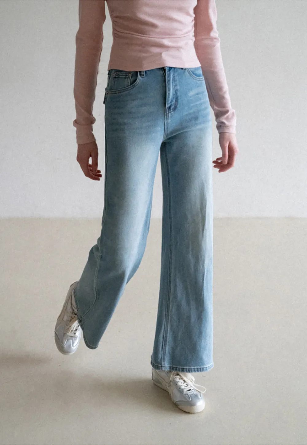 flared high waist jeans with back pocket design