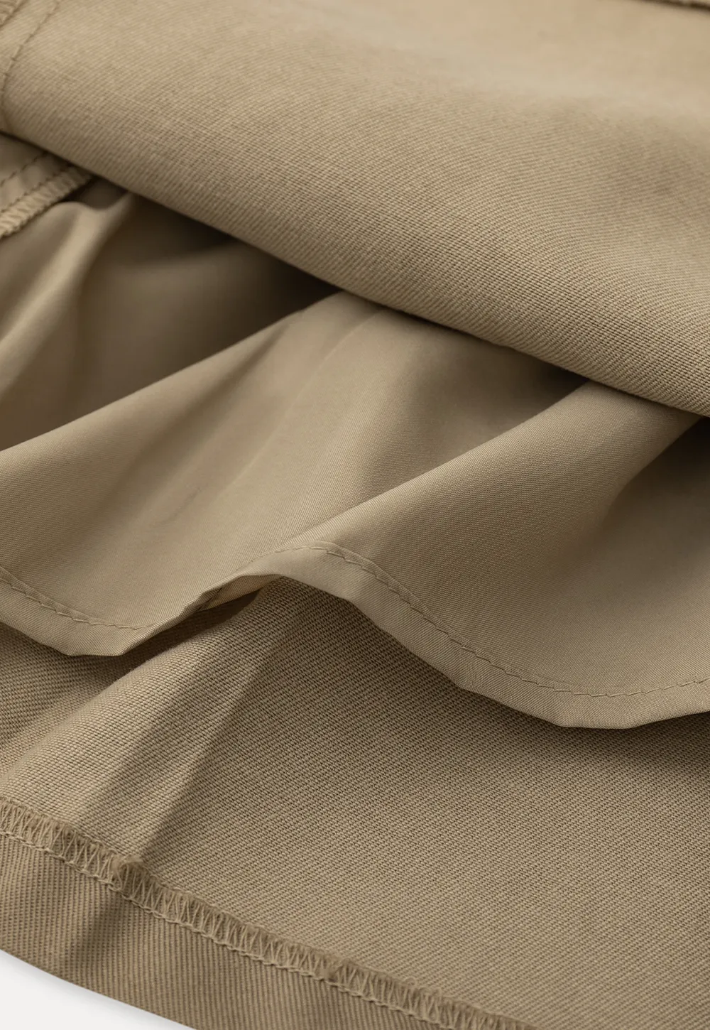 Pleated short skirt with belt loop and buckle