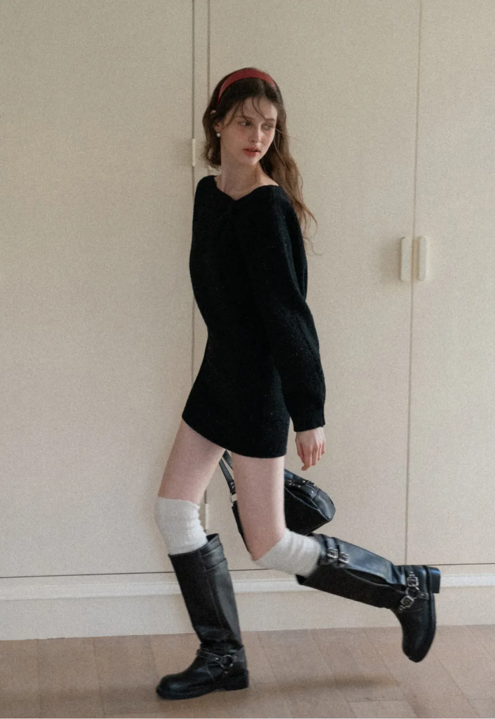 Elegant knit dress with long sleeves and round neckline