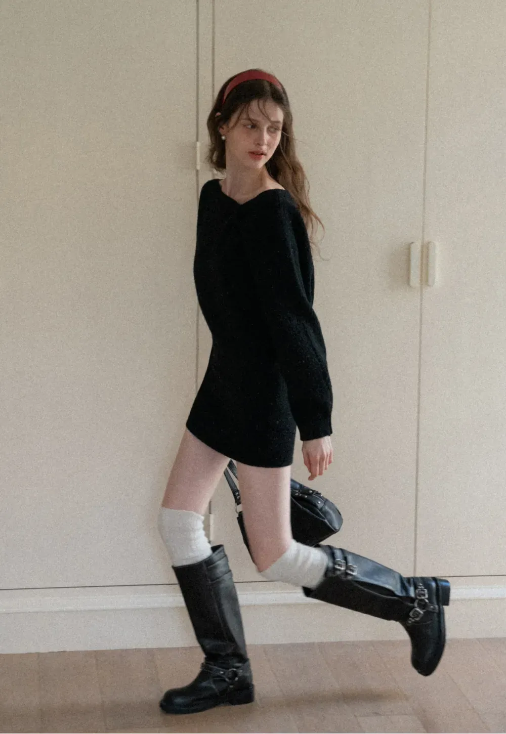 Elegant knit dress with long sleeves and round neckline