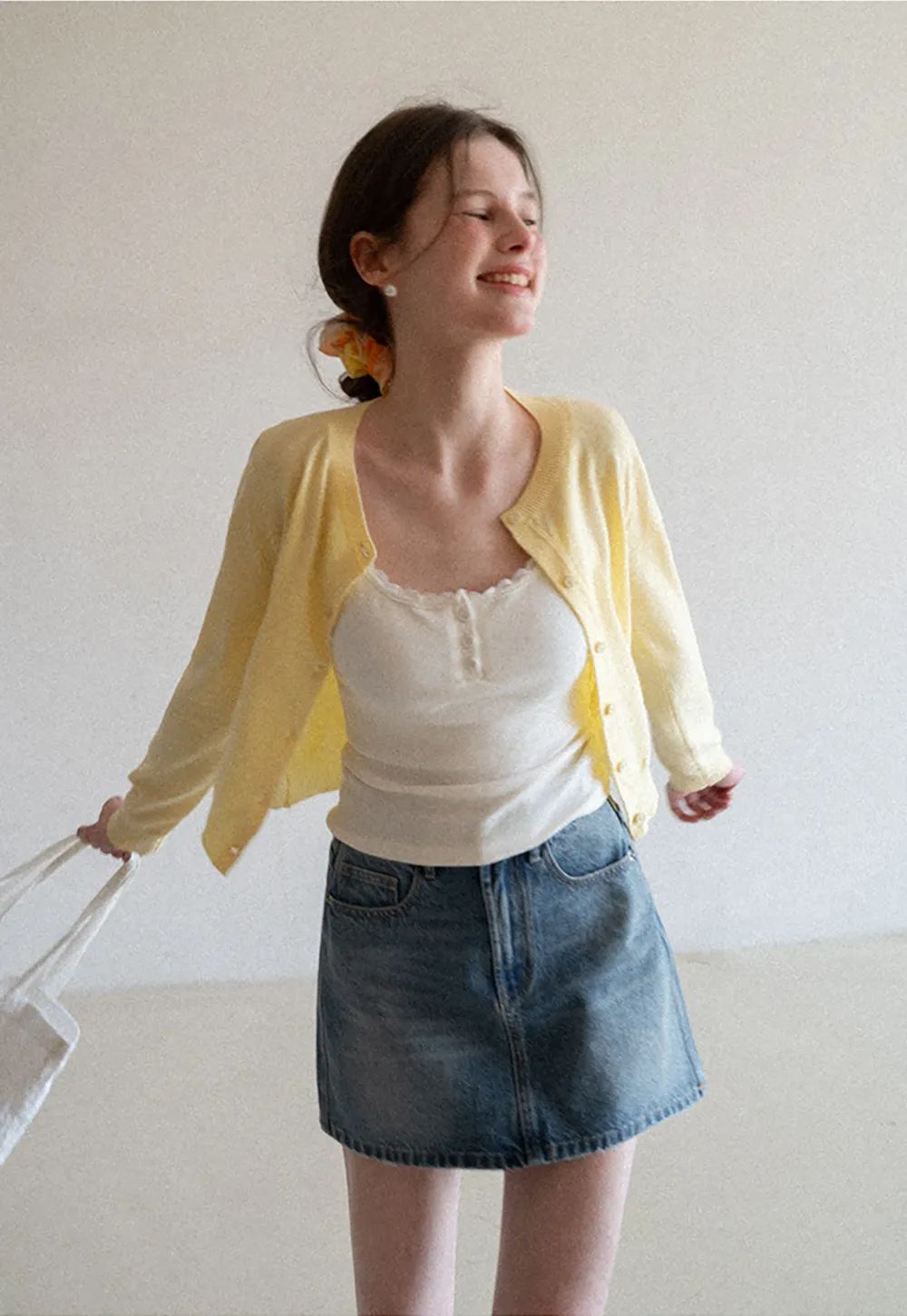 Denim mini skirt with frayed hem and front pockets