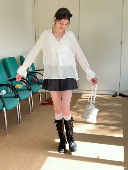 Pleated skirt with high waist and flared hem