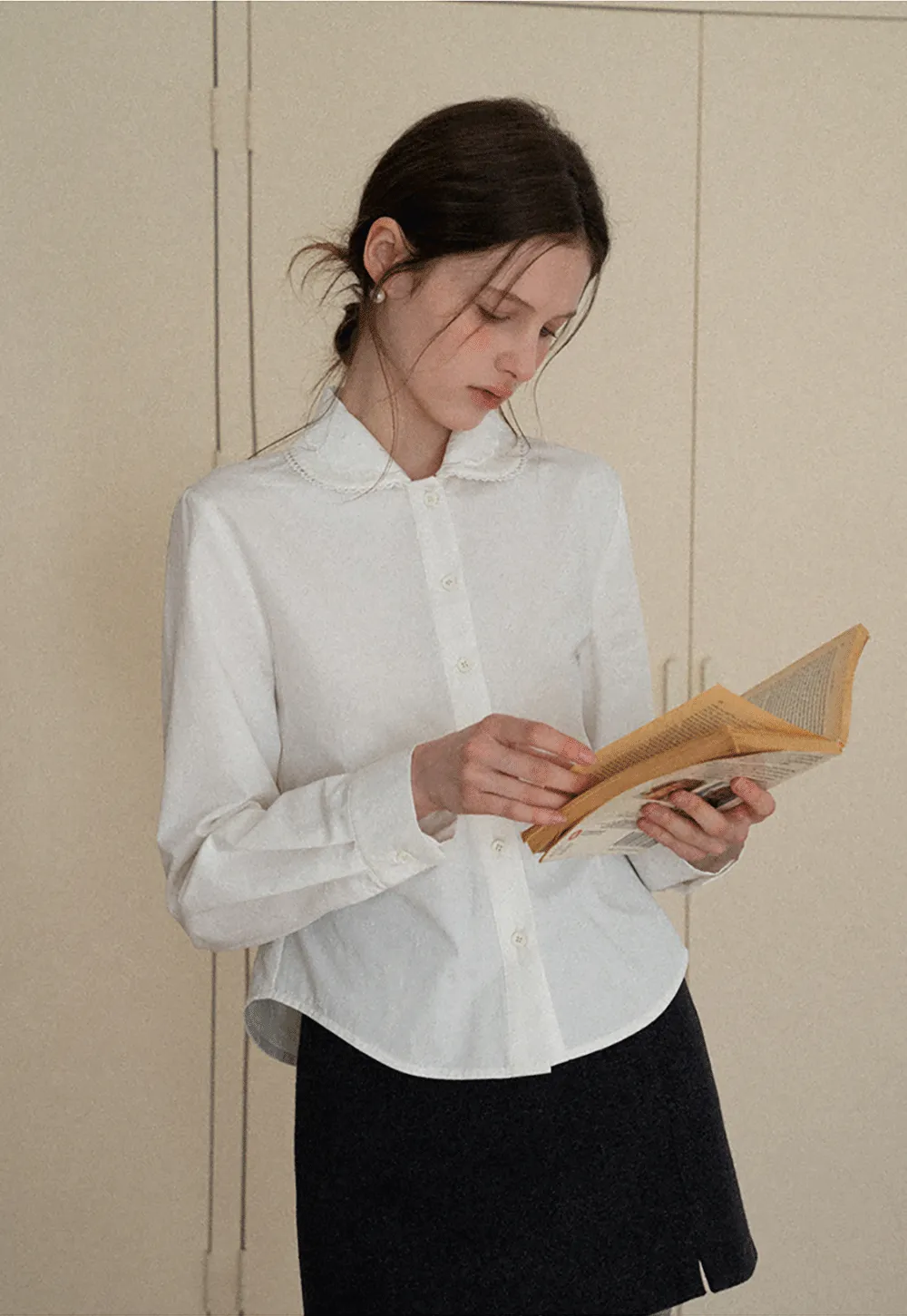 Elegant blouse with scalloped collar and long sleeves for versatile styling