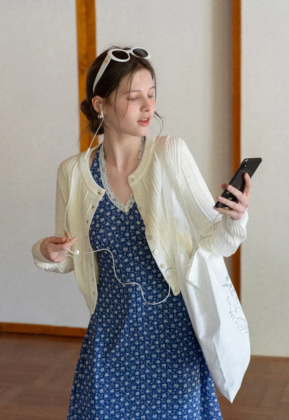 Halter neck dress with floral print and lace trim