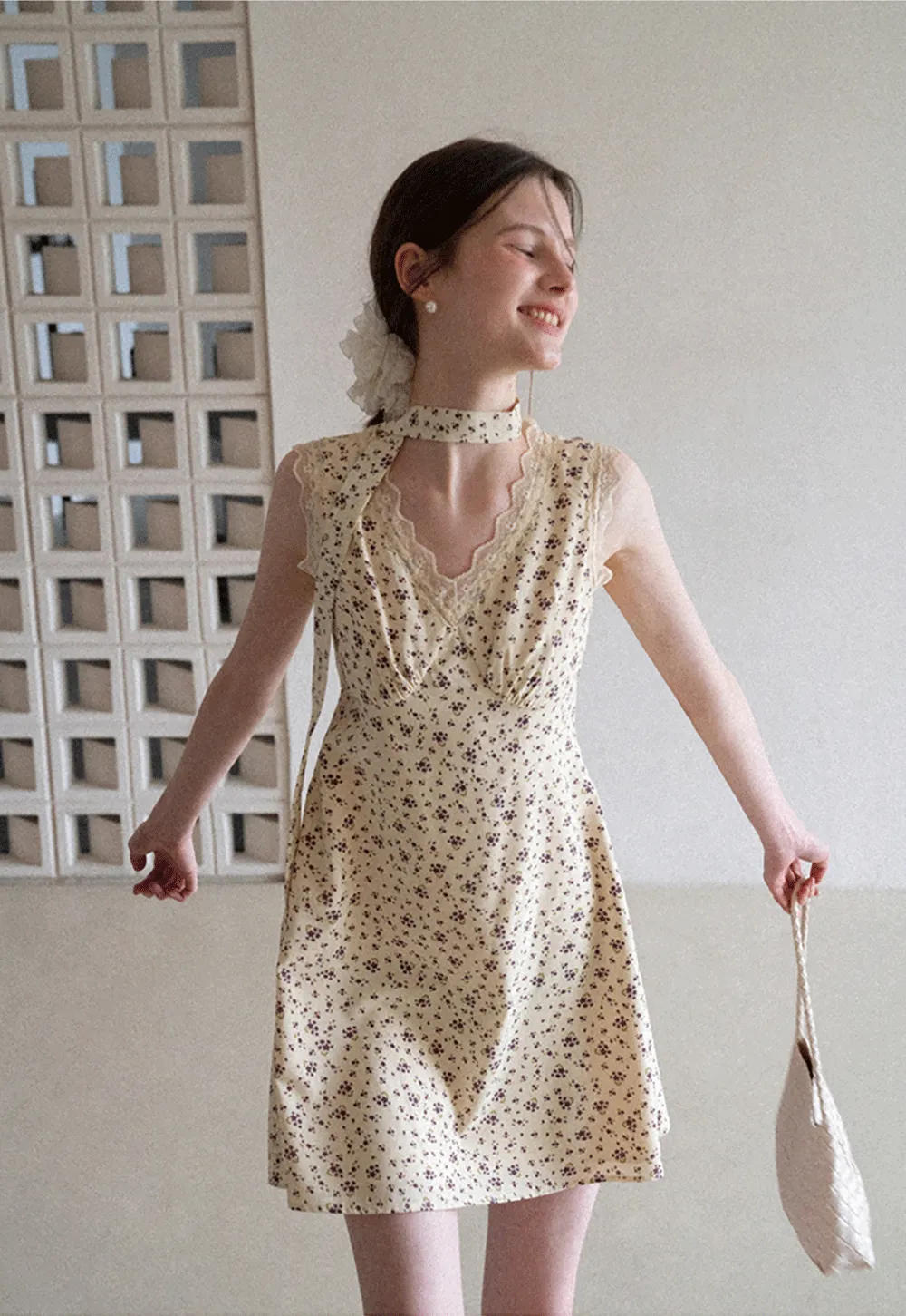 Floral Print Sleeveless Dress with Lace Trim and Choker Neckline