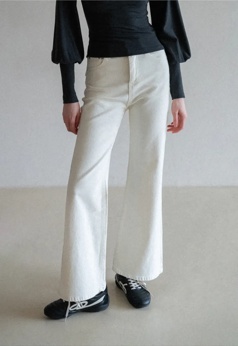 flared high waist jeans with back pocket design